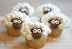 There are so many sheep crafts out there but none as cute as these cupcakes!